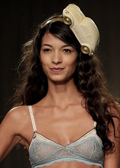 Bei der Fashion Week in Paris geht der Trend vieler Designer immer mehr zu wenig Stoff und viel Haut. Beispiele gefällig? Die Bilder vom Laufsteg.