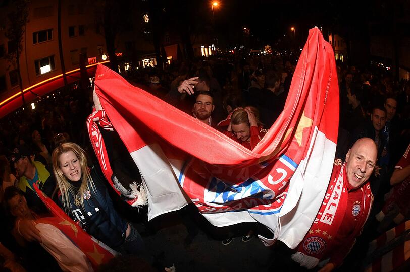 Forever Number 1: Bayern-Fans feiern am Samstagabend den Pokalsieg gegen Borussia Dortmund auf der Leopoldstraße.