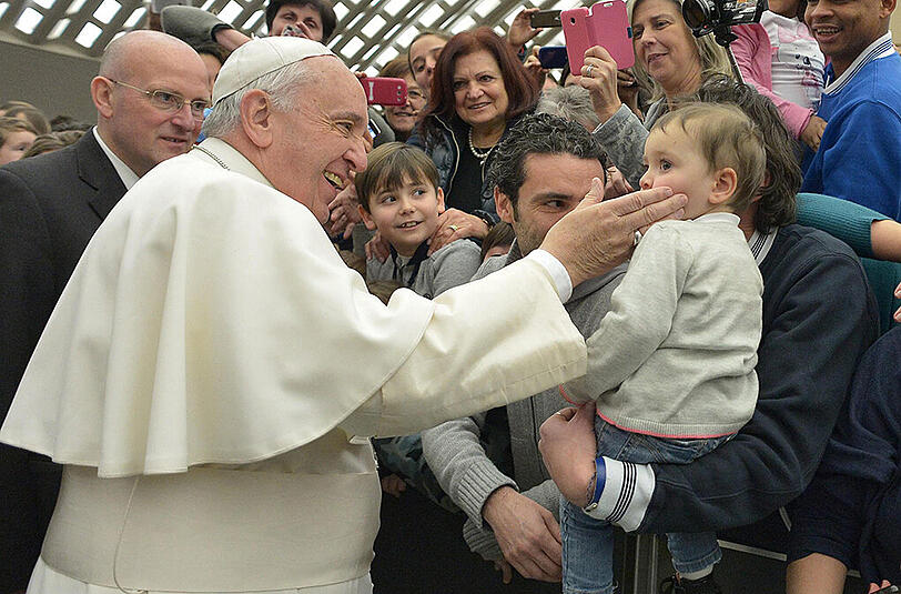 Nein, keine Watsche, sondern eine liebevolle Geste. Papst Franziskus zeigt sich gerne mit Kindern.