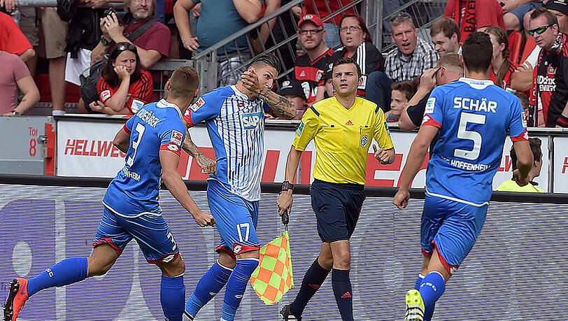 Hoffenheims Torschütze Steven Zuber (Mitte) lässt sich von seinen Teamkollegen Pavel Kaderabek (links) und Fabian Schär (rechts) für sein 1:0 gegen Bayer Leverkusen feiern. Hoffenheims Torschütze Steven Zuber (Mitte) lässt sich von seinen Teamkollegen Pavel Kaderabek (links) und Fabian Schär (rechts) für sein 1:0 gegen Bayer Leverkusen feiern.