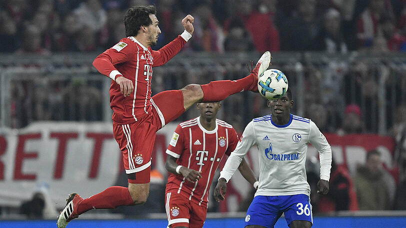MATS HUMMELS NOTE 4
Auch der zweite Innenverteidiger wirkte nicht immer sicher. Bezeichnend: Hummels' Querschläger, der Schalke eine Ecke bescherte (11.). Gedanklich irgendwie zu langsam. Wurde der Gegner ein bisschen zu leicht genommen?