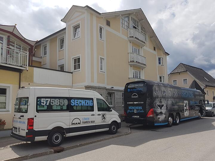 Der Löwen-Tross um Daniel Bierofka ist am Dienstagmittag im 4-Sterne-Hotel "Dilly Resort" angekommen.