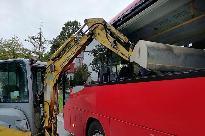 Der Bagger drehte sich, der Ausleger landete samt Schaufel im Schulbus.