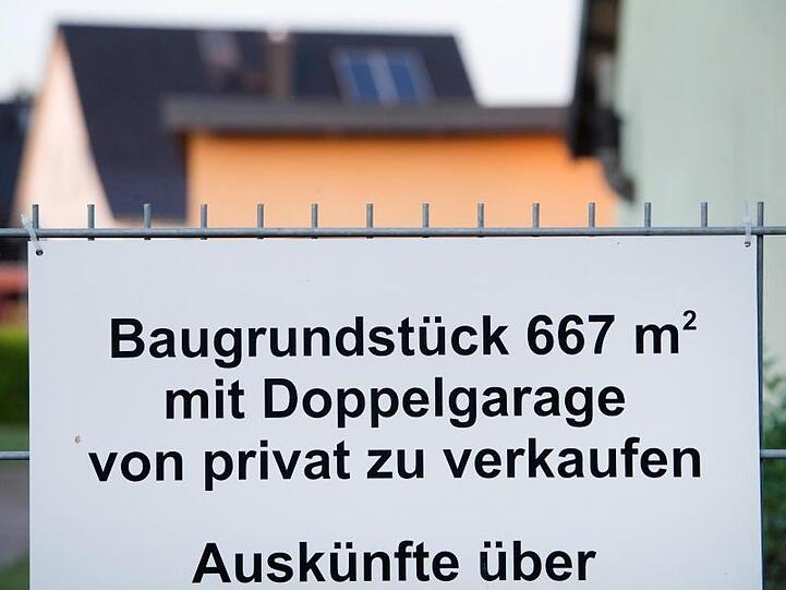 Bundesweit setzte gut jede zehnte Kommune die Grundsteuer im vergangenen Jahr herauf.
