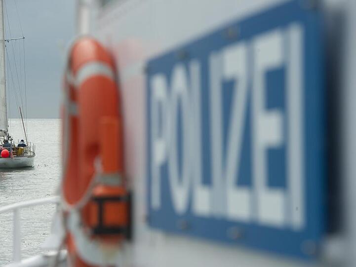 Der Schriftzug "Polizei" ist an einem Boot der Wasserschutzpolizei zu sehen. Foto: Stefan Sauer/zb/dpa