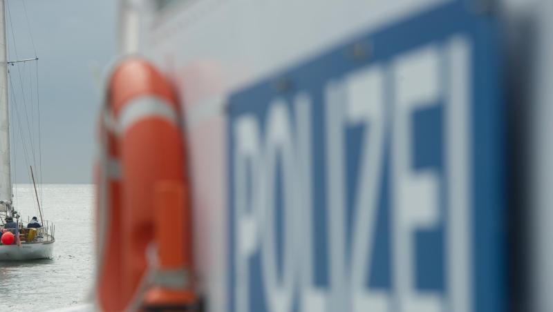 Der Schriftzug "Polizei" ist an einem Boot der Wasserschutzpolizei zu sehen. Foto: Stefan Sauer/zb/dpa Der Schriftzug "Polizei" ist an einem Boot der Wasserschutzpolizei zu sehen. Foto: Stefan Sauer/zb/dpa