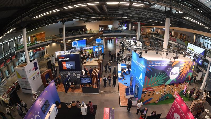 Besucher gehen am ersten Tag der 33. Medientage München in der Messe München durch die Haupthalle. Foto: Felix Hörhager/dpa Besucher gehen am ersten Tag der 33. Medientage München in der Messe München durch die Haupthalle. Foto: Felix Hörhager/dpa