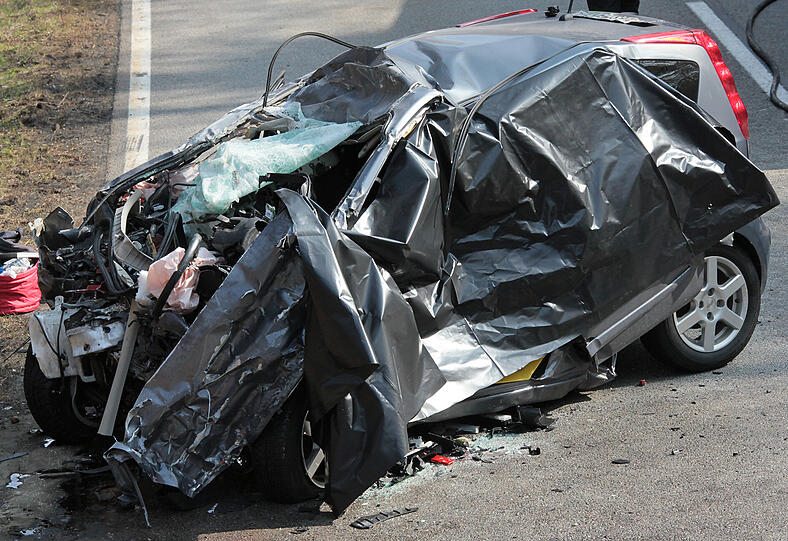Schwerer Unfall auf der B12: Der Fahrer des Nissan kam dabei ums Leben.