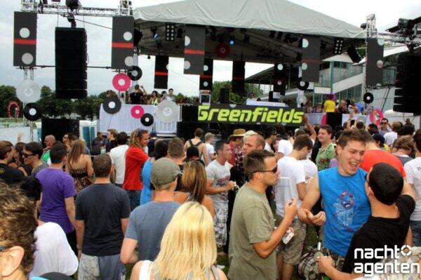 Das Greenfields Festival stellte die Galopp-Rennbahn in Riem auf den Kopf. Sven Väth heizte mit seinen Kollegen ein. Mehr Bilder von der Veranstaltung gibt's unter www.nachtagenten.de.