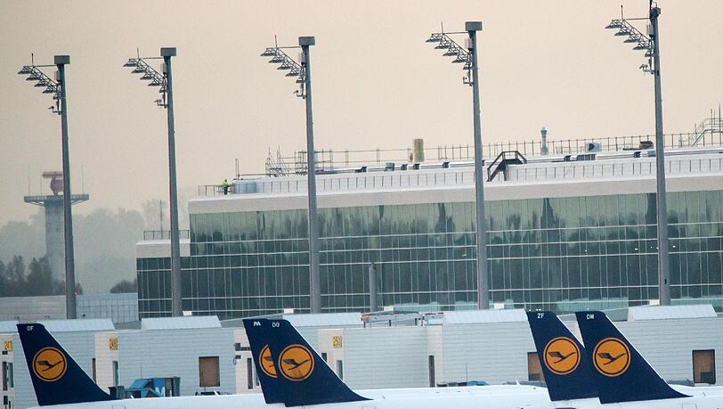 Am Münchner Flughafen sind die meisten Lufthansa-Gates derzeit dicht. Am Münchner Flughafen sind die meisten Lufthansa-Gates derzeit dicht.