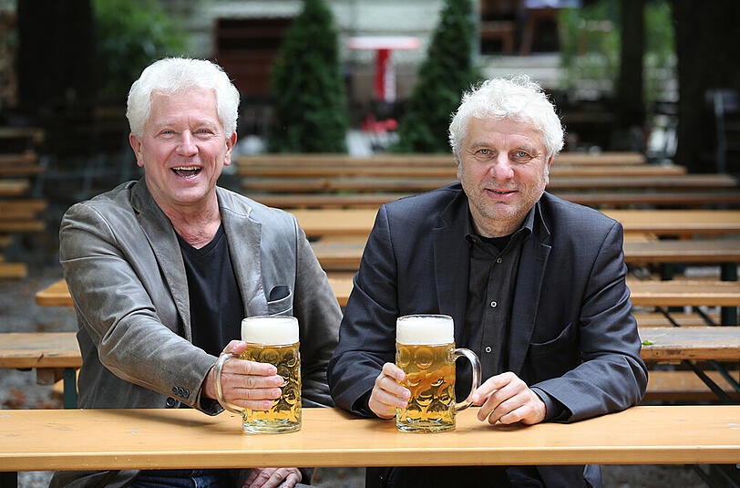 Nein, die Wiesn ist heuer nicht leer, wir haben Miroslav Nemec (li.) und Udo Wachtveitl zum Gespräch in einem Biergarten getroffen.
