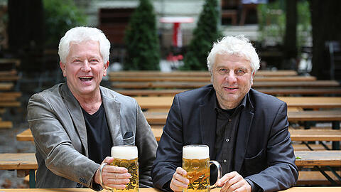 Nein, die Wiesn ist heuer nicht leer, wir haben Miroslav Nemec (li.) und Udo Wachtveitl zum Gespräch in einem Biergarten getroffen.