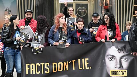 Auch in Köln haben Fans gegen die Ausstrahlung der Dokumentation "Leaving Neverland" über Popstar Michael Jackson protestiert.