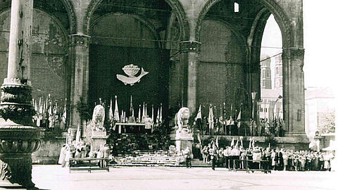 Auch AZ-Leserin Erika Trunczik hat ihre Alben durchforstet und uns dieses Foto von Fronleichnam mit dem Altar vor der Feldherrnhalle 1955 zugesandt. Herzlichen Dank dafür!