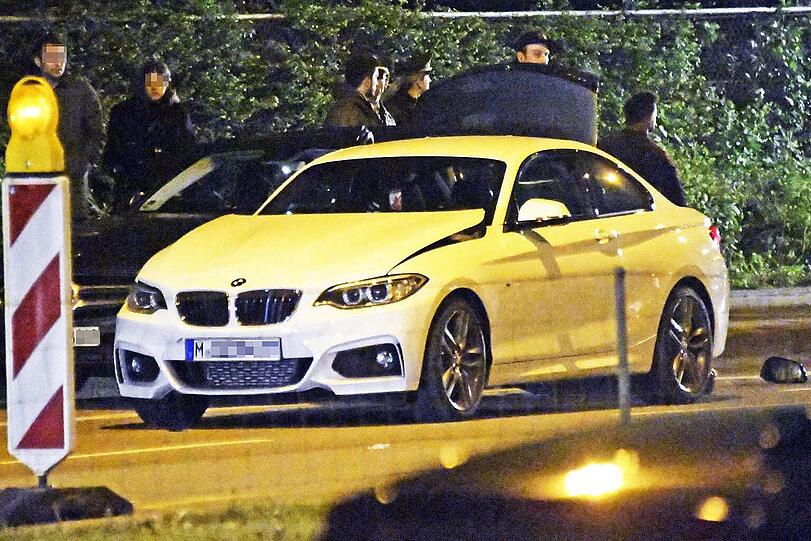 Wegen Übermüdung krachte der Fahrer eines BMW M2 in einen von der Polizei angehaltenen Mercedes und verletzte dabei zwei Beamte schwer.