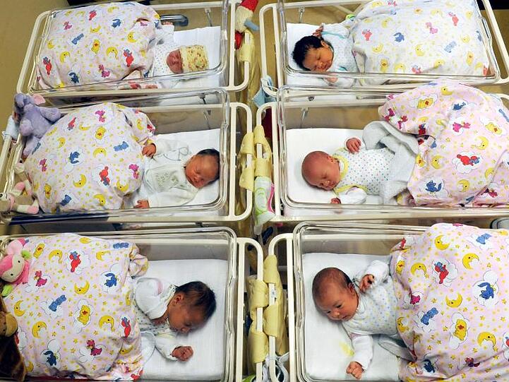 Auf der Neugeborenenstation eines Krankenhauses liegen wenige Stunden alte Babies in ihren Bettchen. Foto: Waltraud Grubitzsch/Archiv