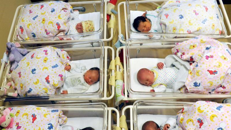 Auf der Neugeborenenstation eines Krankenhauses liegen wenige Stunden alte Babies in ihren Bettchen. Foto: Waltraud Grubitzsch/Archiv Auf der Neugeborenenstation eines Krankenhauses liegen wenige Stunden alte Babies in ihren Bettchen. Foto: Waltraud Grubitzsch/Archiv