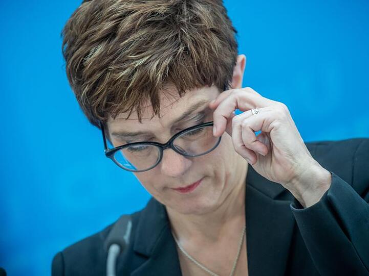 CDU-Chefin Annegret Kramp-Karrenbauer: Die Union erreicht mit 24 Prozent der Stimmen ihr historisch schlechtestes Ergebnis. Sie fällt sogar unter die Werte aus der Zeit des CDU-Spendenskandals im Jahr 2000.