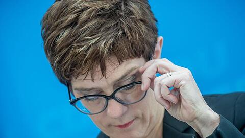 CDU-Chefin Annegret Kramp-Karrenbauer: Die Union erreicht mit 24 Prozent der Stimmen ihr historisch schlechtestes Ergebnis. Sie fällt sogar unter die Werte aus der Zeit des CDU-Spendenskandals im Jahr 2000.