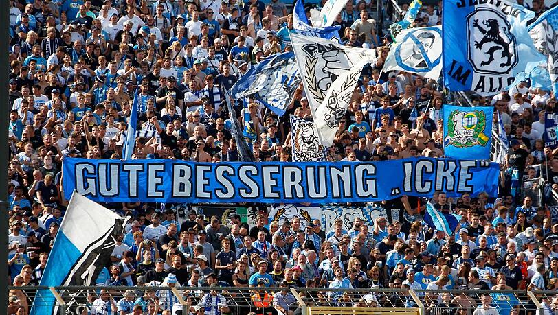 Nach Bekanntwerden der gesundheitlichen Probleme drückten die Fans des TSV 1860 ihre Besserungswünsche an Thomas Häßler mit einem Banner in der Kurve aus. Nach Bekanntwerden der gesundheitlichen Probleme drückten die Fans des TSV 1860 ihre Besserungswünsche an Thomas Häßler mit einem Banner in der Kurve aus.