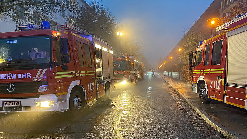 Am Dienstagmorgen brach im Keller eines Mehrfamilienhauses in Riem ein Feuer aus. Feuerwehr und Rettungsdienst waren mit rund 100 Einsatzkräften vor Ort.