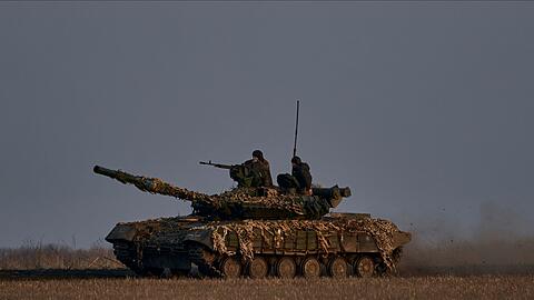 Ukrainische Soldaten fahren auf einem Panzer an der Frontlinie in der Region Donezk.
