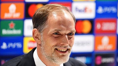 Thomas Tuchel, Trainer von Bayern München, lächelt während einer Pressekonferenz.