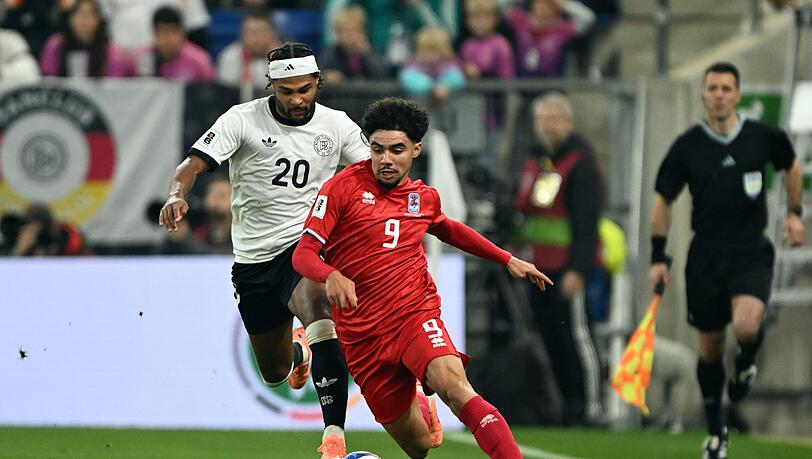 Der luxemburgische Nationalspieler Aiman Dardari (r) wechselt per Leihe von Augsburg nach F&uuml;rth. (Archivbild)