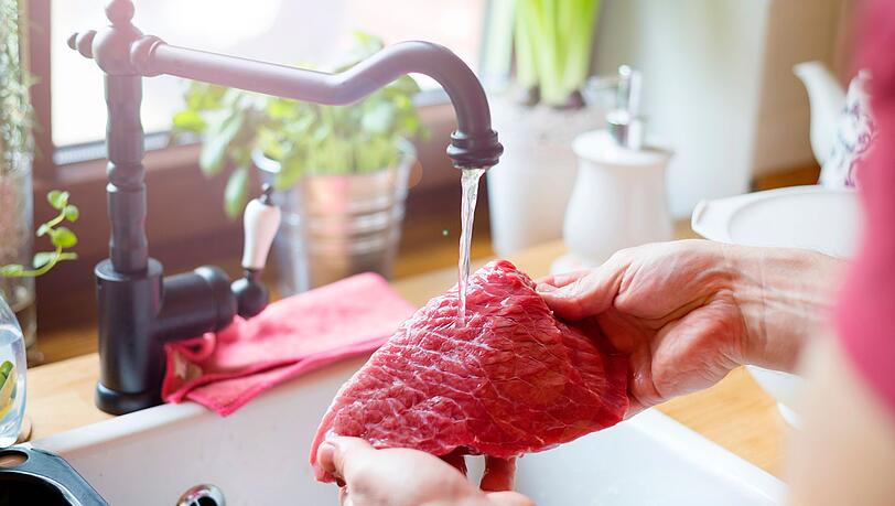 Wenn Sie Fleisch abwaschen, riskieren Sie, dass sich mögliche Keime auf andere Lebensmittel verteilen. Wenn Sie Fleisch abwaschen, riskieren Sie, dass sich mögliche Keime auf andere Lebensmittel verteilen.