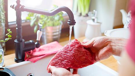 Wenn Sie Fleisch abwaschen, riskieren Sie, dass sich m&ouml;gliche Keime auf andere Lebensmittel verteilen.