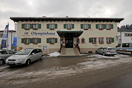 Welch passender Titel: Olympiahaus heißt das Hotel direkt am Skistadion.