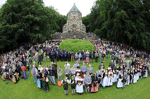 Zum 125. Todestag gedachten Monarchie-Fans ihres Märchenkönigs Ludwig II. Eine Gedenkmesse am Starnberger zog zahlreiche Fans an. Auch in München erinnerten trotz schlechten Wetters Hunderte Menschen an den mysteriösen Tod des bayerischen Monarchen.