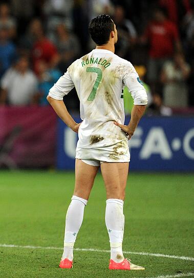 EM 2012: Halbfinalaus gegen Spanien. Wie bitter für Ronaldo - wieder gibt's keinen Titel mit Portugal. Diesmal scheiterte er im Elfmeterschießen an Spanien. Aber Cristiano hat nicht nur die Haare schön, keiner leidet so schön wie der Superstar von Real Madrid.