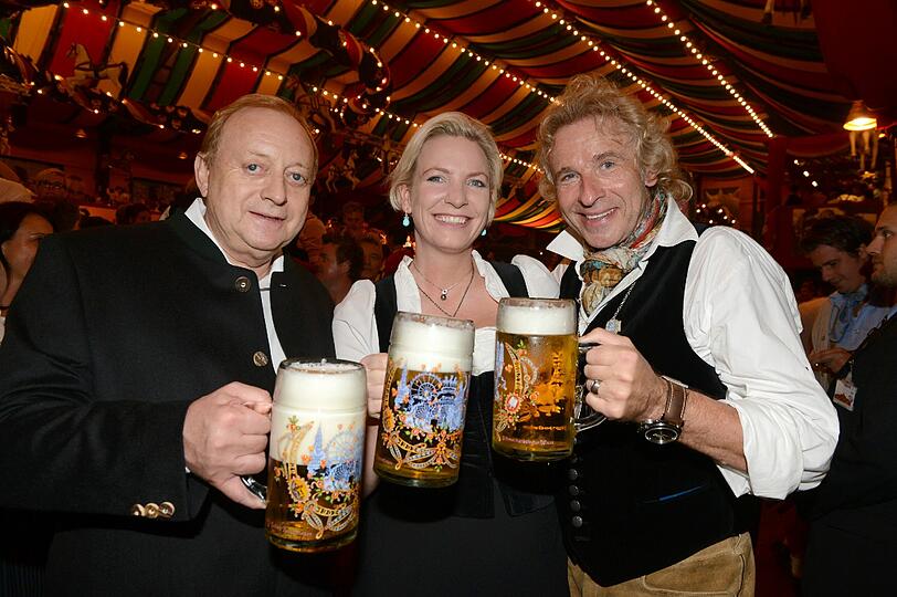Der Promikoch Alfons Alfons Schuhbeck (l-r) die Ehefrau vom Wirt des Hippodrom Sepp Krätz, Tina Krätz, und Entertainer Thomas Gottschalk