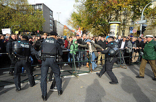 Etwa 20 Kundgebungsteilnehmer, über 1.000 Polizisten und insgesamt etwa 1.500 Gegendemonstranten: Das ist die Bilanz vom Münchner Demo-Samstag.