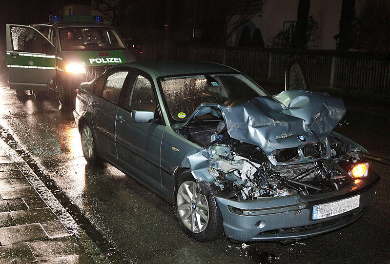 Trunkenheitsfahrt in Mühldorf am Inn: Ein BMW-Fahrer kracht auf einen parkenden Klein-Lkw. Die Bilder vom Unfallort