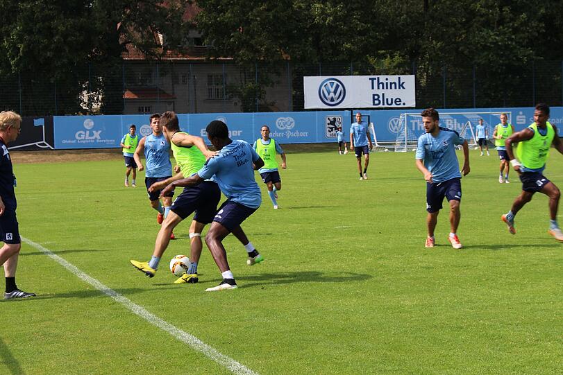 Schrecksekunde für Degenek beim Training am Freitag. Hier die Bilder vom Vormittagstraining.