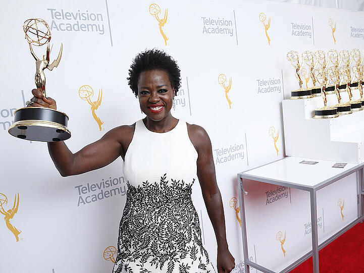 Viola Davis zeigt stolz ihren Emmy Award.