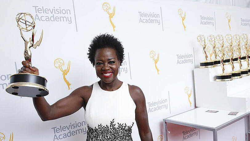 Viola Davis zeigt stolz ihren Emmy Award. Viola Davis zeigt stolz ihren Emmy Award.