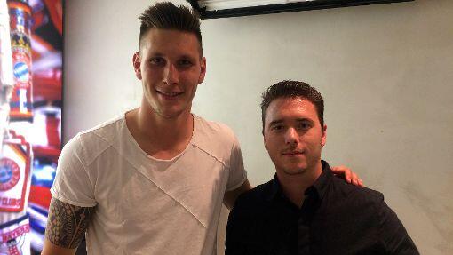 Abwehr-Hüne Niklas Süle und AZ-Reporter Maximilian Koch.