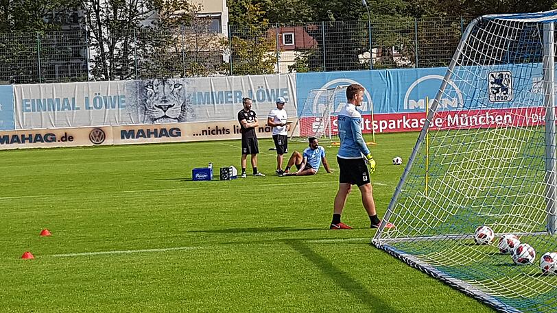 Beim Training am Dienstag: Adriano Grimaldi hält sich den Knöchel - so schlimm scheint die Blessur aber nicht zu sein.