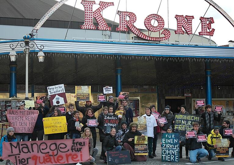 Etwa 30 Tierschützer haben vor dem Cirkus Krone demonstriert.