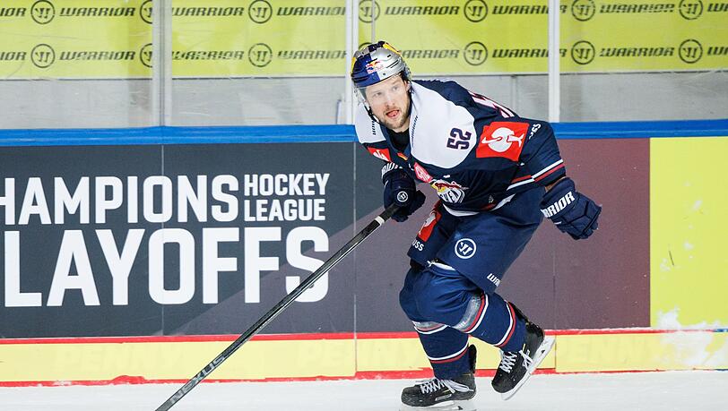 Patrick Hager vom EHC München spielt den Puck.