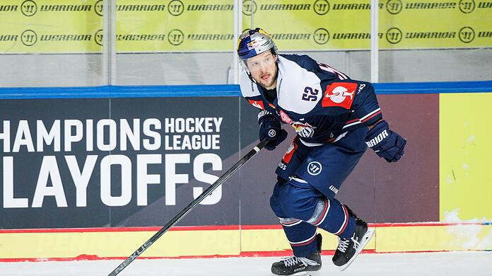 Patrick Hager vom EHC München spielt den Puck.