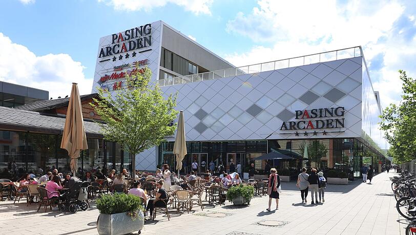 Als ob ein Raumschiff gelandet wäre: die wuchtigen Pasing Arcaden. Als ob ein Raumschiff gelandet wäre: die wuchtigen Pasing Arcaden.