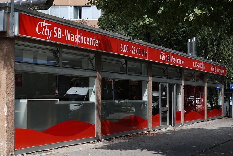 Offen von 6 bis 23 Uhr: Einen Waschsalon gibt's hier seit den 80ern.