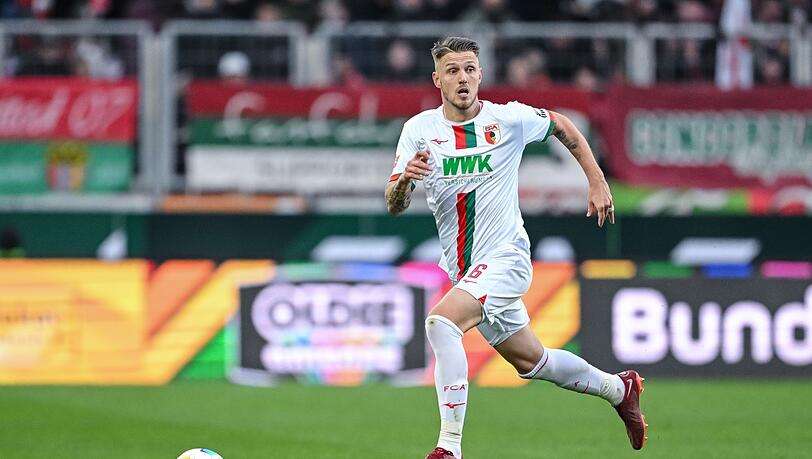 Fußball: Bundesliga, FC Augsburg - TSG 1899 Hoffenheim, 11. Spieltag, WWK-Arena. Augsburgs Jeffrey Gouweleeuw in Aktion.