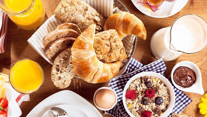 Ein reich gedeckter Fr&uuml;hst&uuml;ckstisch bietet zwar viel Auswahl, doch nicht immer sind die Lebensmittel auch energiereich.