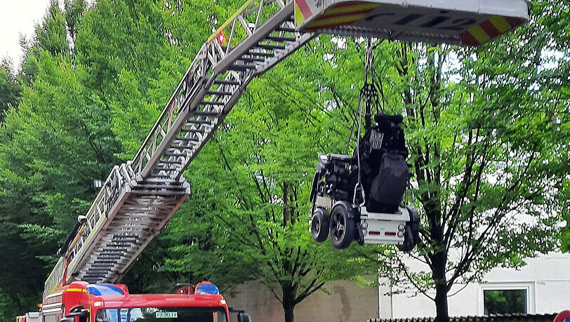 Über eine Dachterrasse wurde der 180 Kilo schwere Rollstuhl nach unten gebracht.