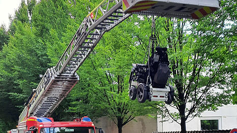 Über eine Dachterrasse wurde der 180 Kilo schwere Rollstuhl nach unten gebracht.